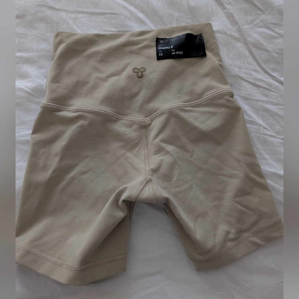 BNWT Aritzia TnAction TNA LIFE™ CHEEKY HI-RISE 5" SHORT Tan Women's Shorts